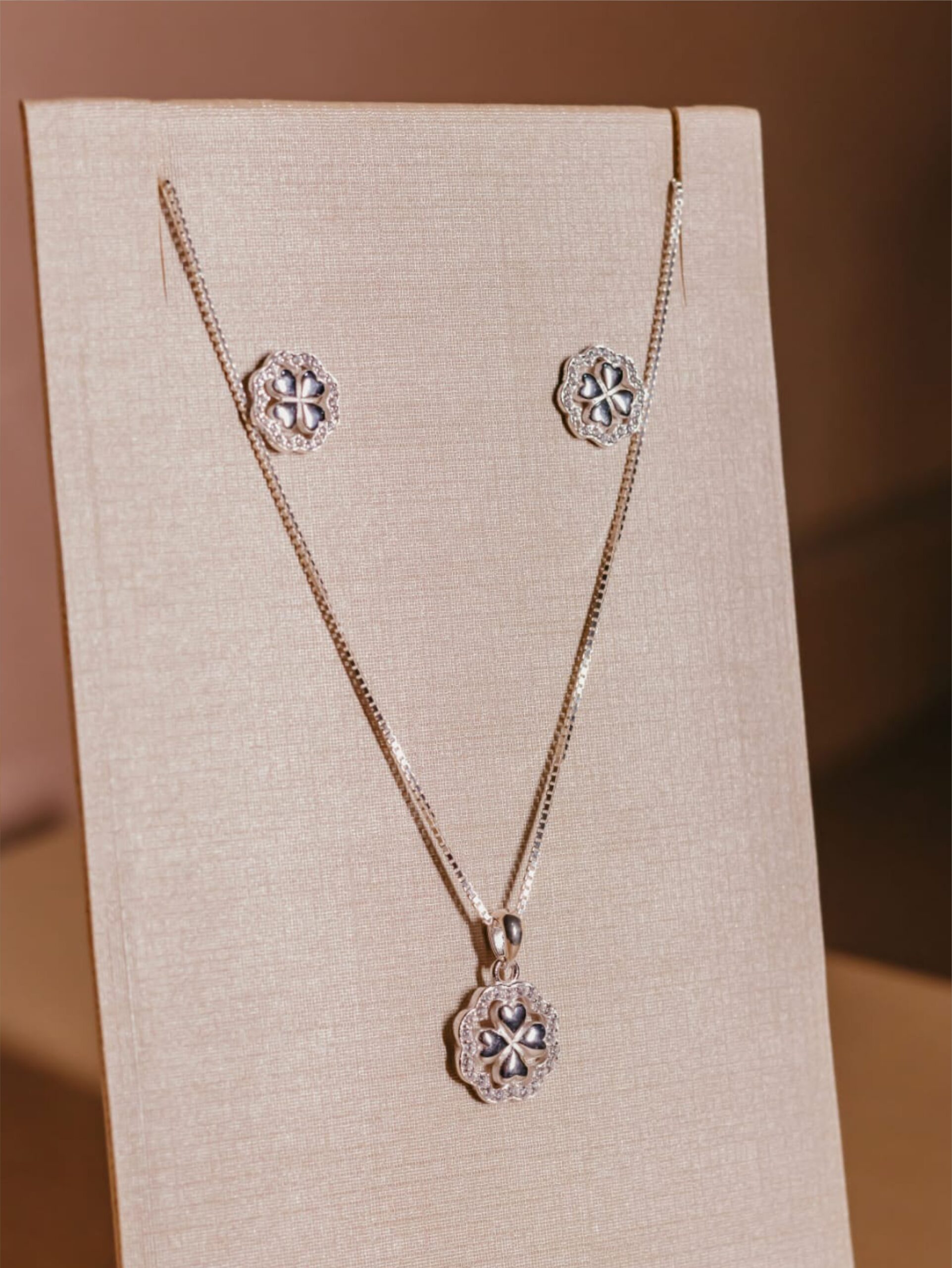 Conjunto Trevo Cravejado em Prata 925